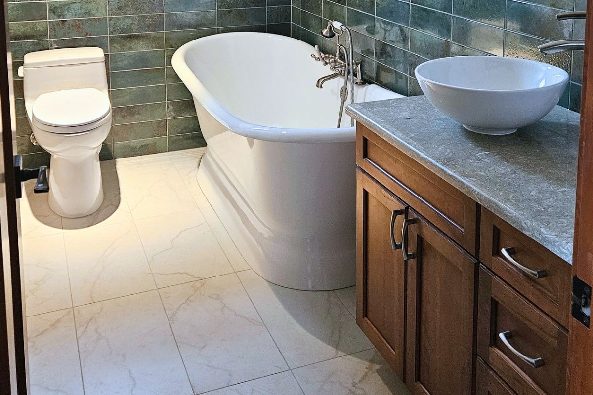 Slider-Image-Toilet-Bathtub